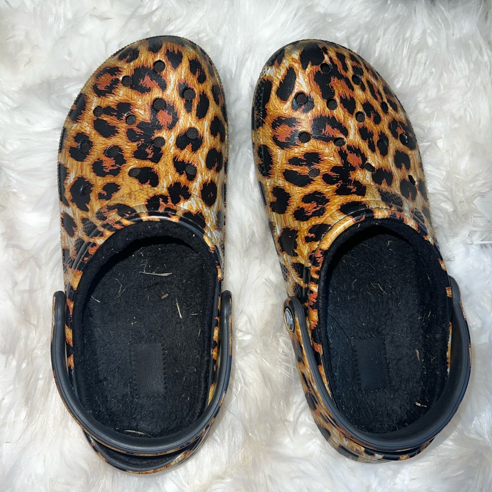 Womens fuzzy crocs size 8
